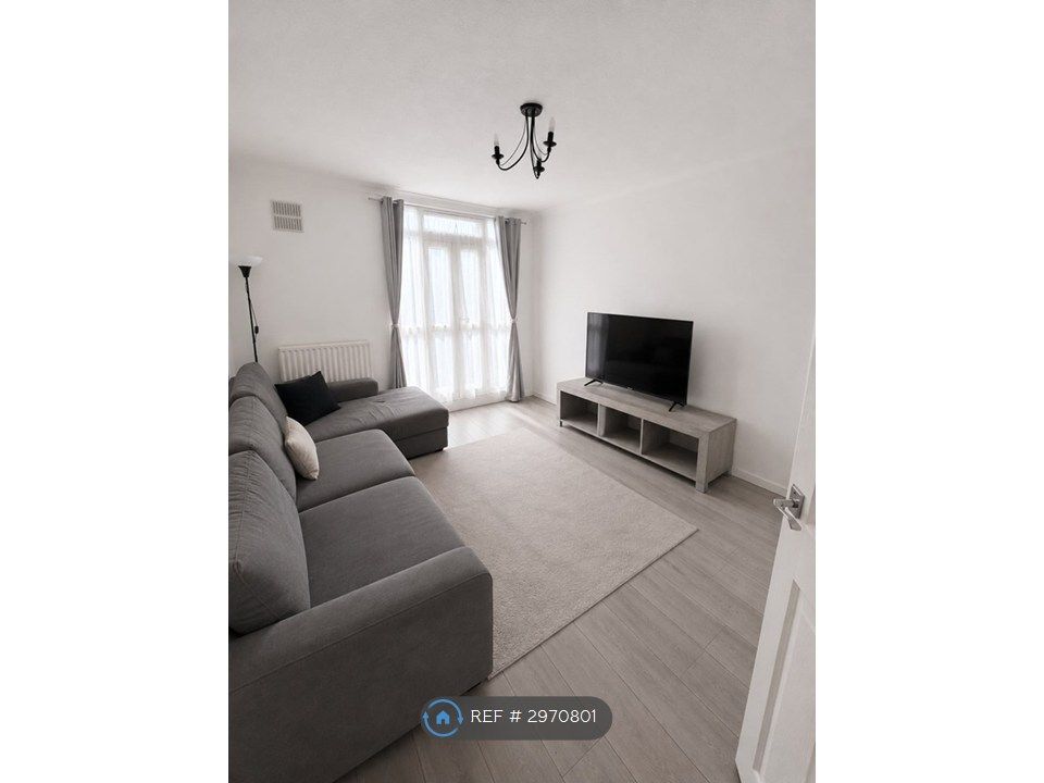 Property photo 1 of 12 Livingroom