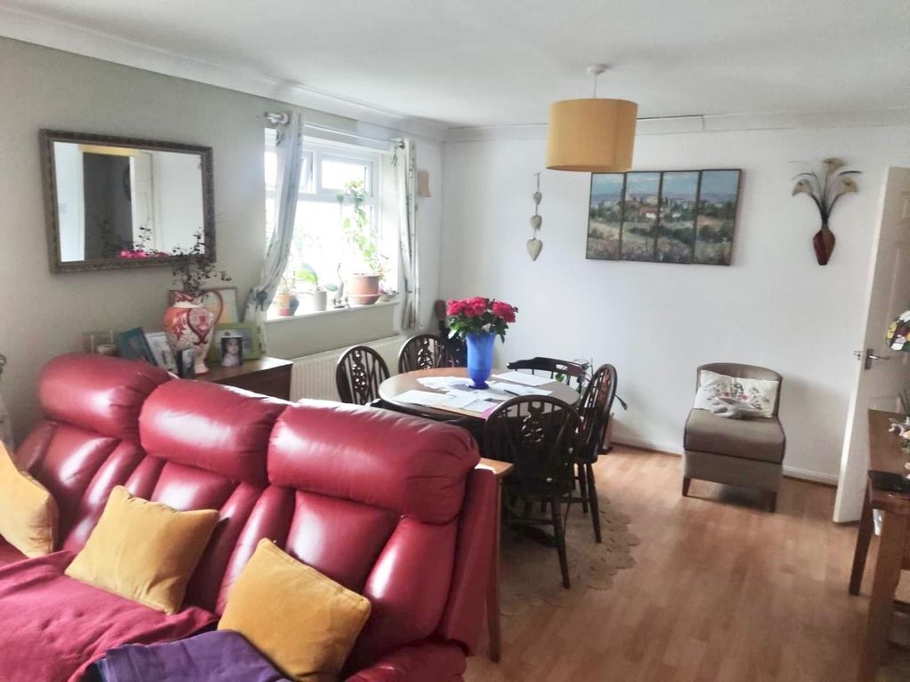 Property photo 3 of 5 Lounge