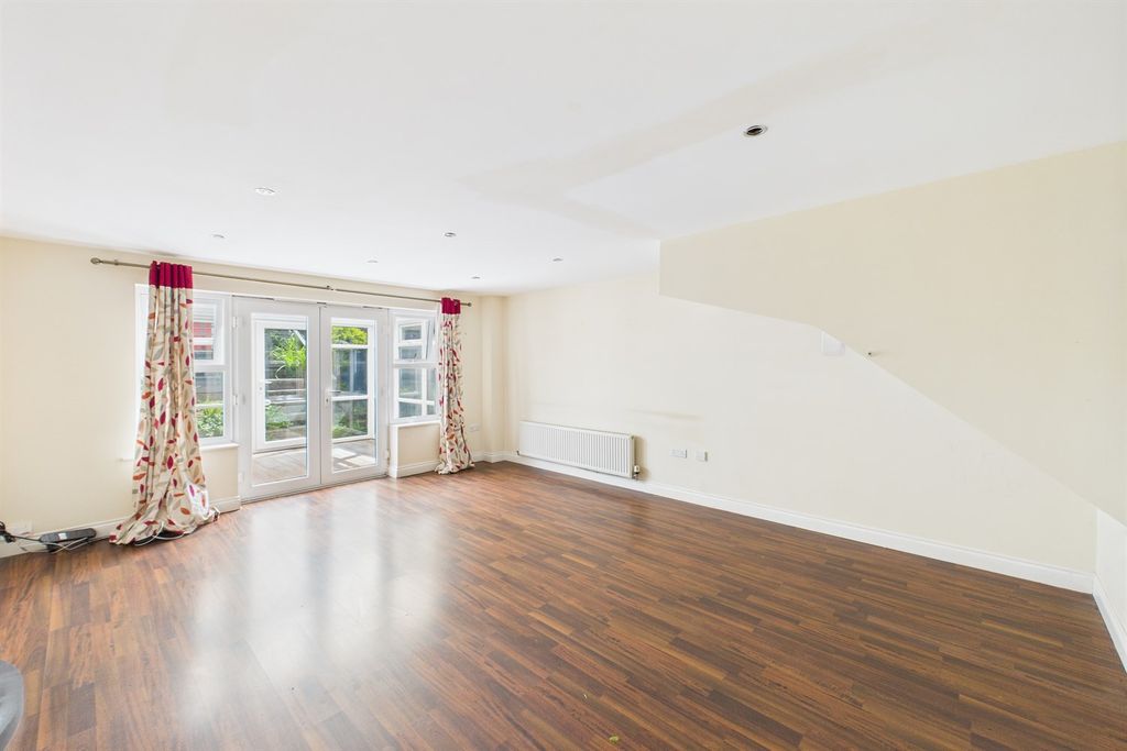 Property photo 1 of 8 (Main)