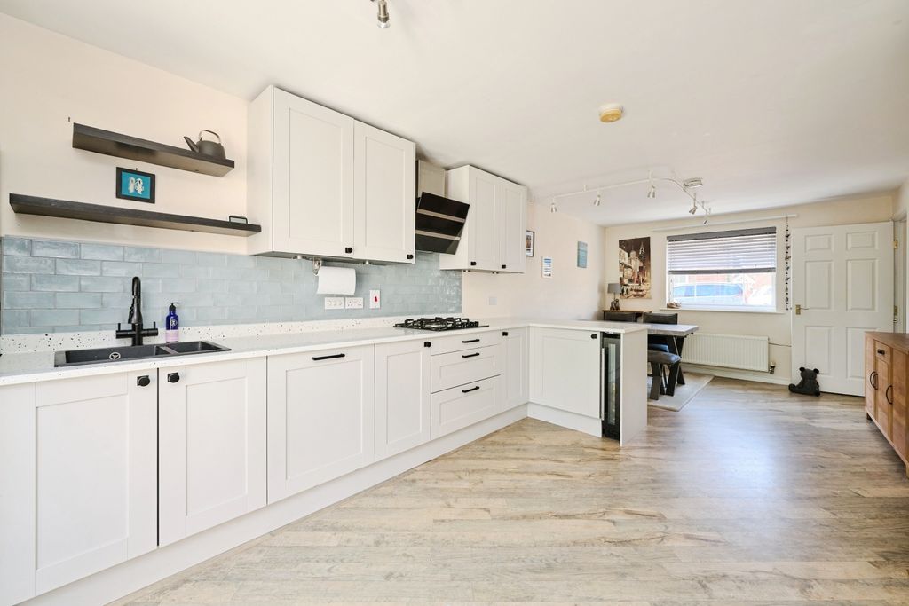 Property photo 3 of 19 Kitchen Diner