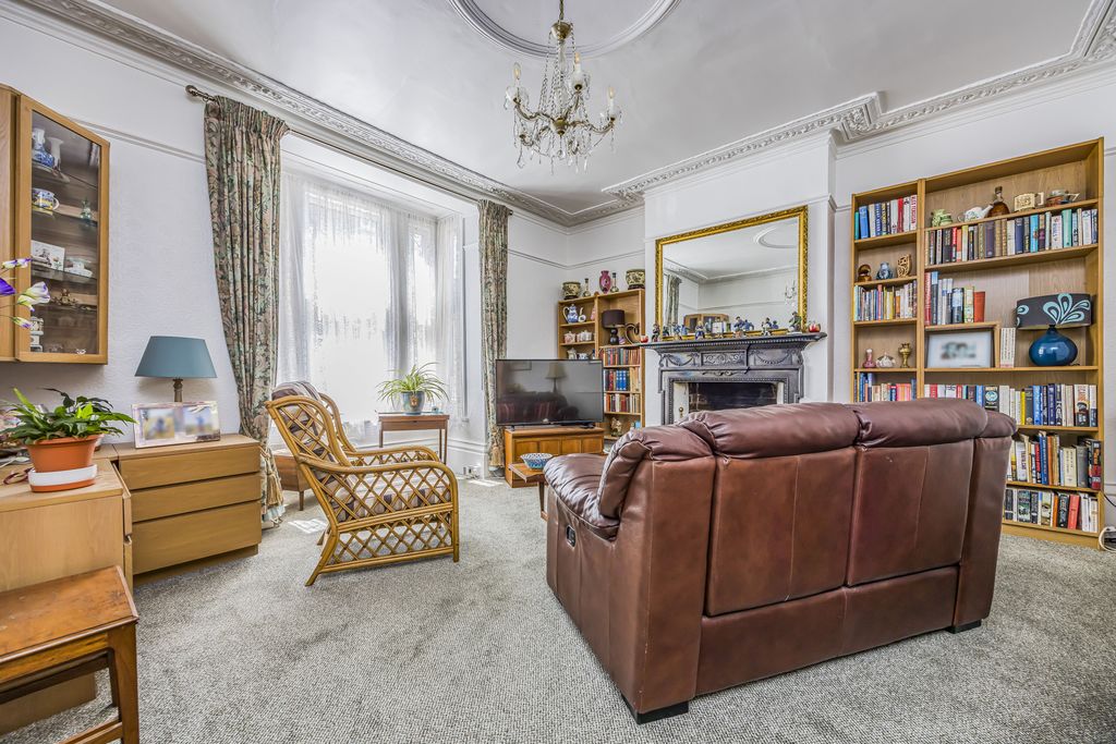 Property photo 3 of 24 23 Livingstone Road, Southsea-Porticomarketing-Fin