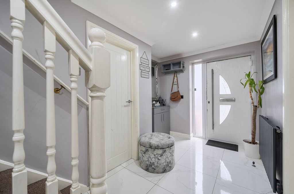 Property photo 2 of 20 1425616-11-69Aee9...