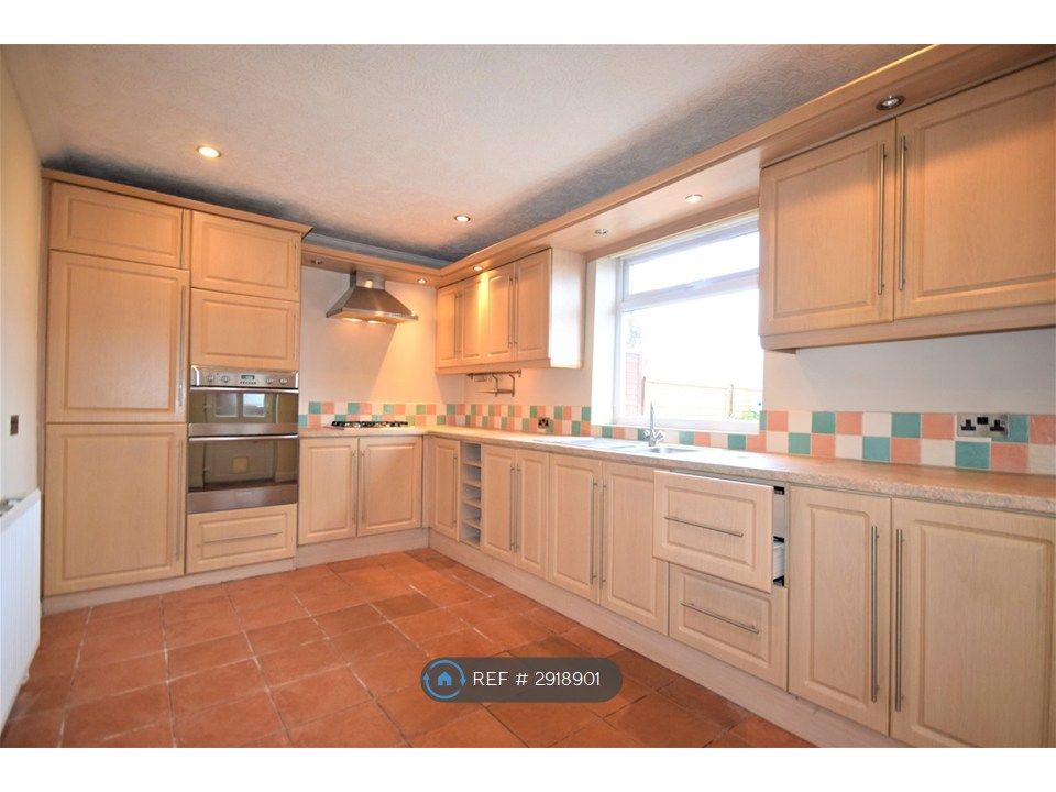 Property photo 3 of 12 Kitchen 1