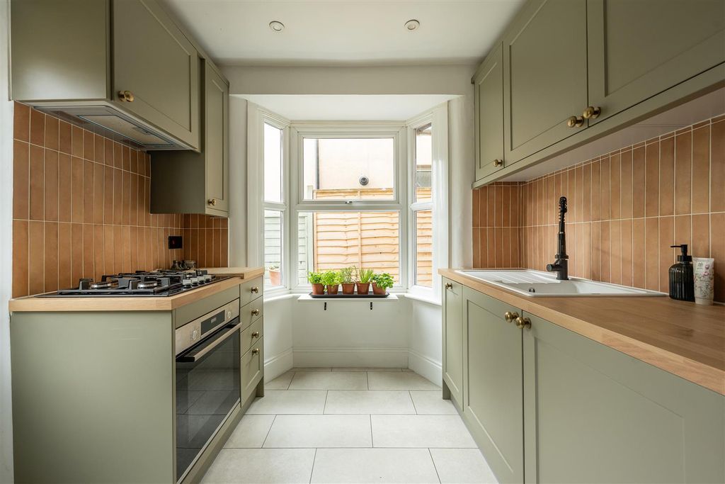 Property photo 2 of 21 Cann Hall Road, E11