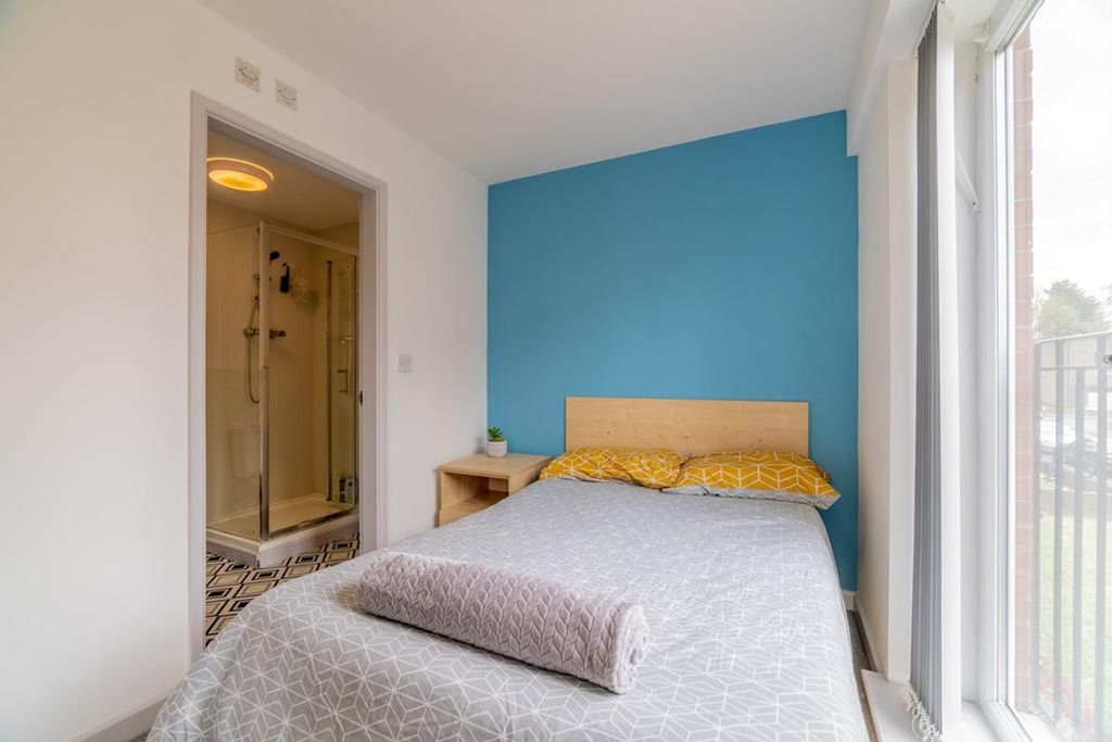 Property photo 2 of 6 A Bright And Inviting Double Bedroom Featuring A S...