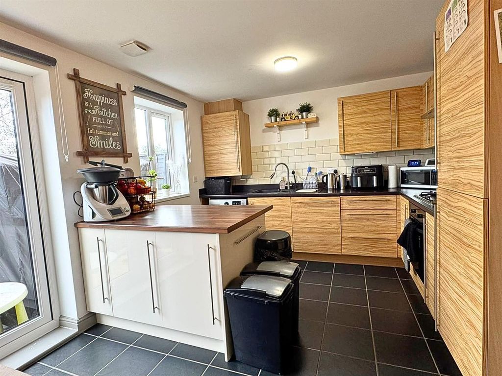 Property photo 3 of 18 Kitchen/Dining Room
