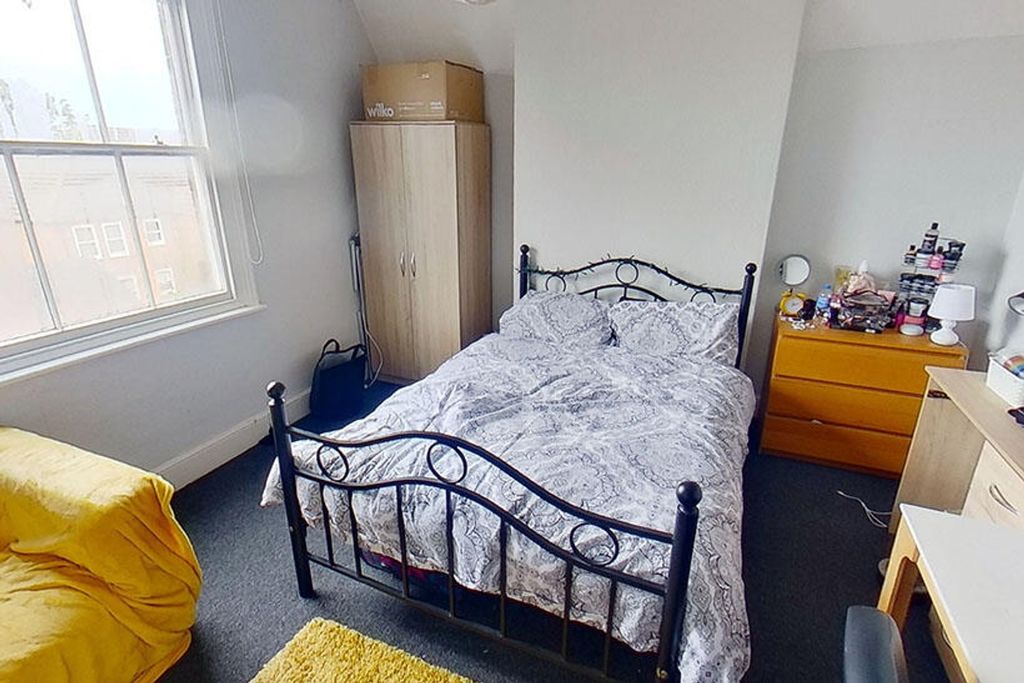 Property photo 1 of 4 This Charming Double Bedroom Features A Comfortabl...