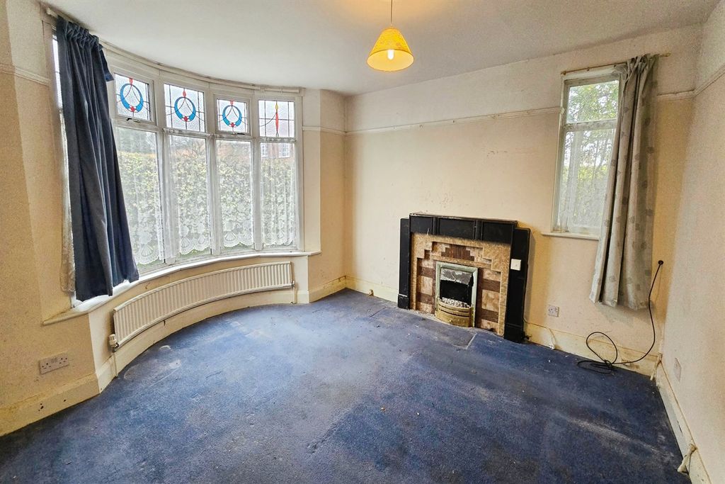 Property photo 3 of 13 Lounge