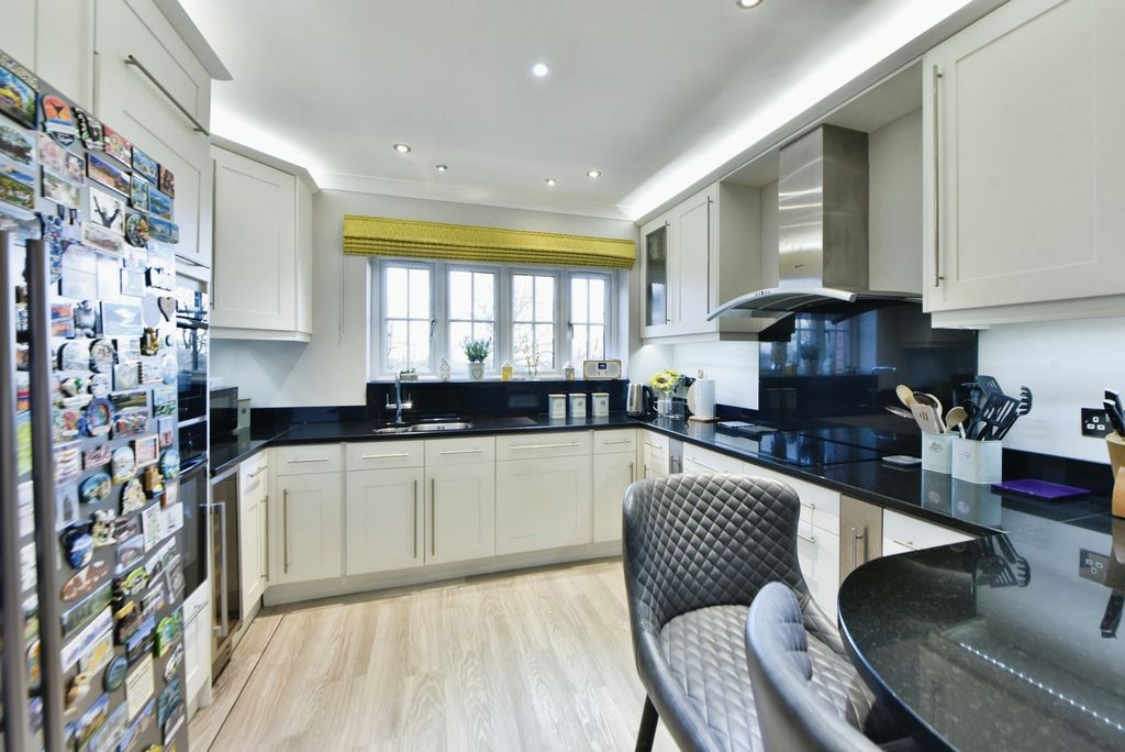 Property photo 2 of 19 Stunning Kitchen