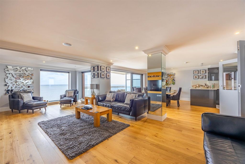 Property photo 2 of 44 Lounge/Diner