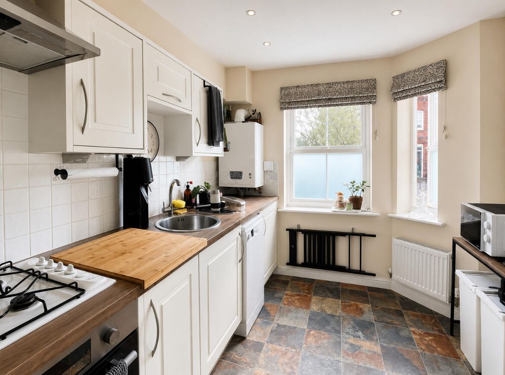 Property photo 3 of 11 Kitchen