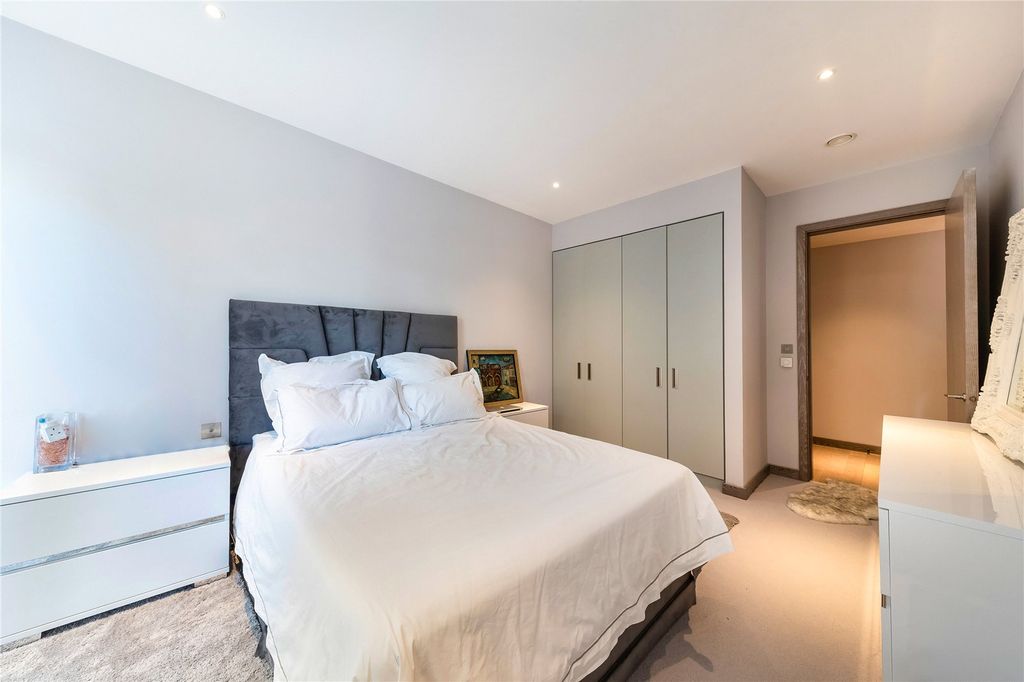 Property photo 3 of 8 Bedroom