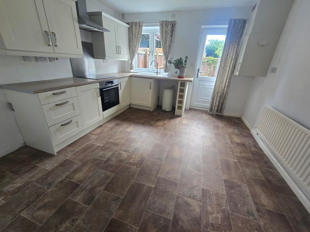 Property photo 3 of 7 Kitchen