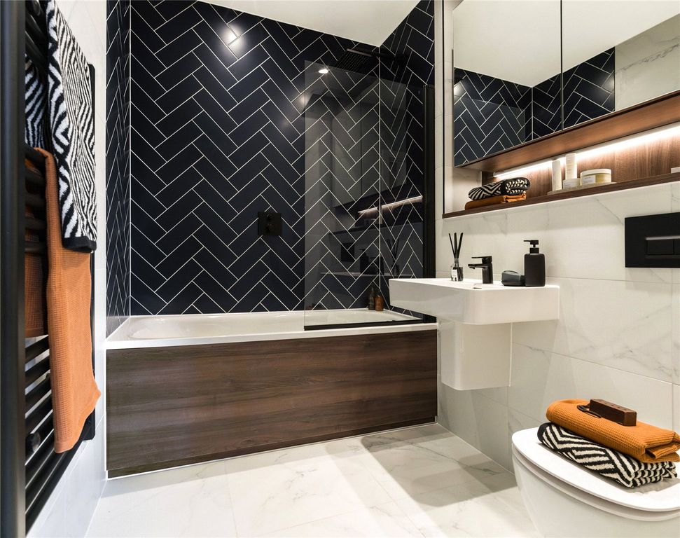 Property photo 2 of 16 Colliers Yard