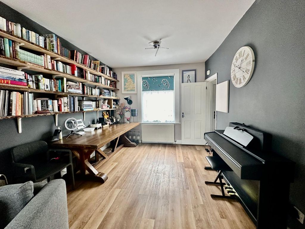 Property photo 3 of 18