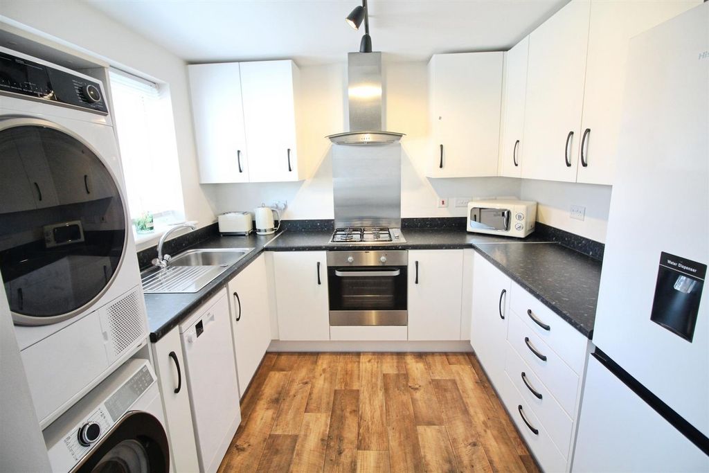Property photo 2 of 11 Kitchen