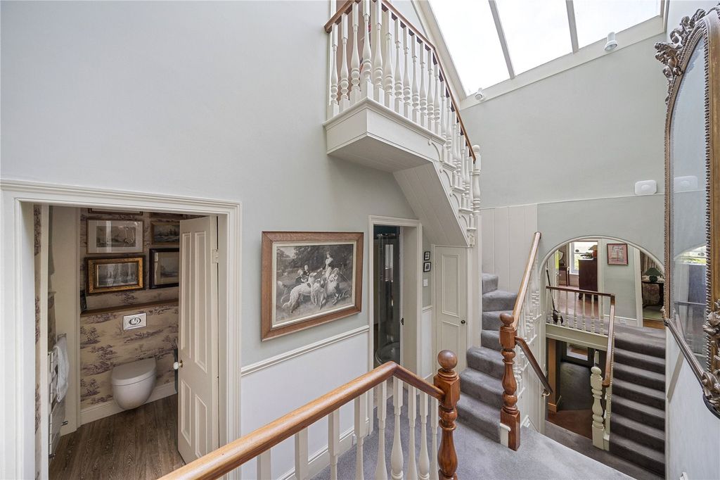 Property photo 3 of 28 Landing