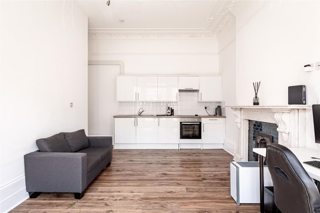 Property photo 3 of 8 Holland Road-4.Jpg