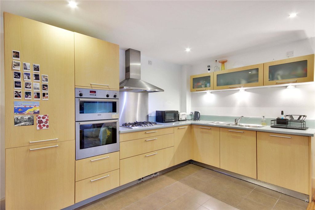 Property photo 3 of 11 Kitchen