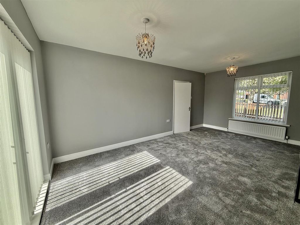 Property photo 3 of 14 Lounge