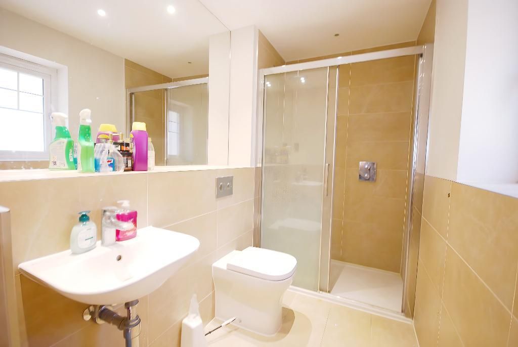 Property photo 3 of 16 En-Suite Bathroom To Bedroom 1