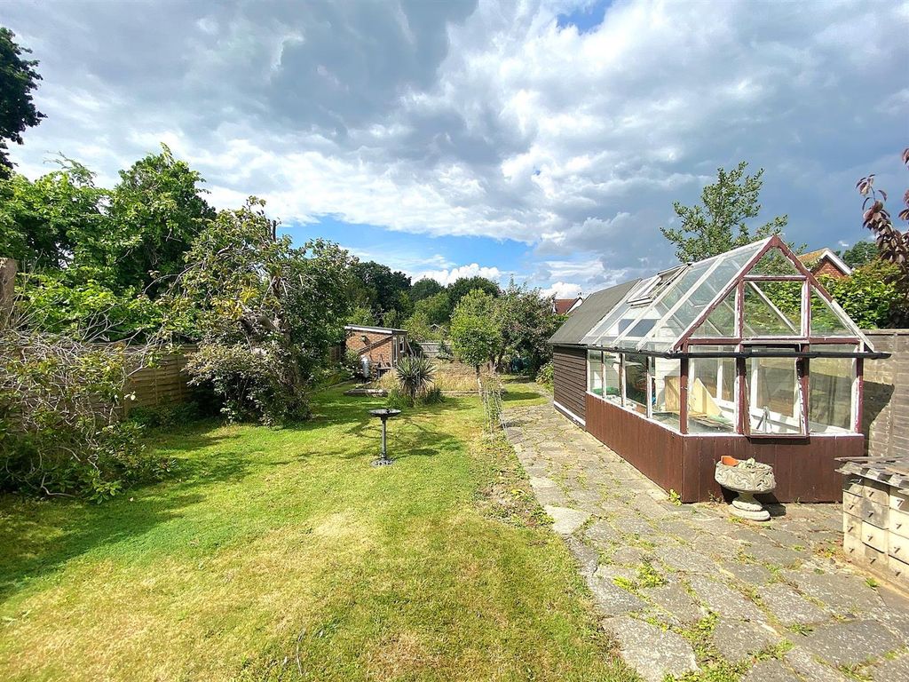 Property photo 2 of 14 12 Little Common Rd - Garden.Jpg