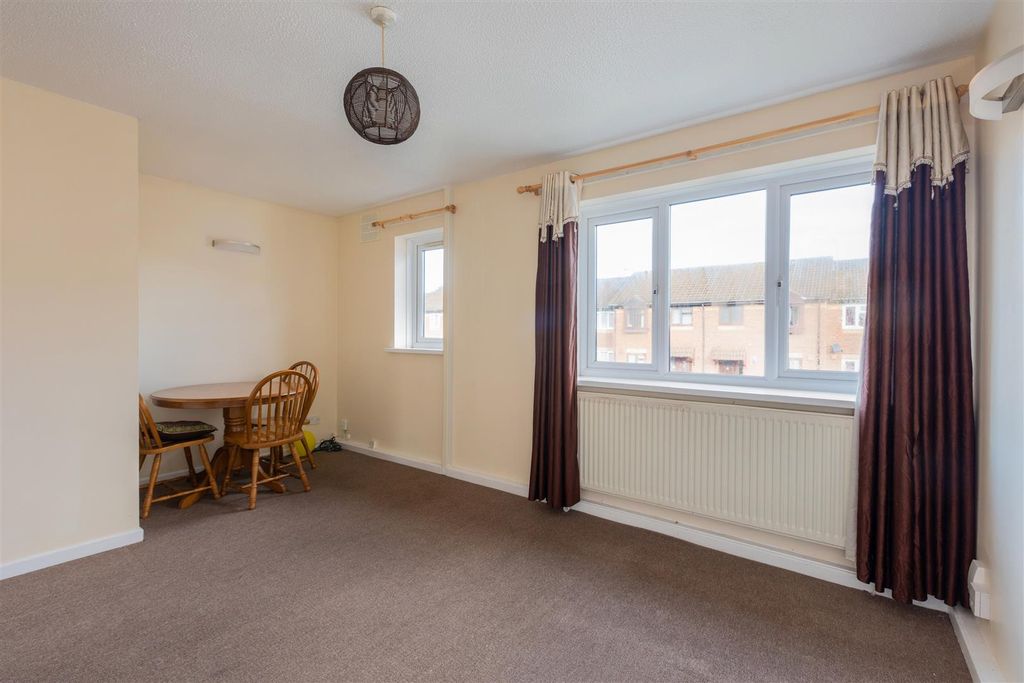 Property photo 2 of 8 16 Hardy Close-03.Jpg