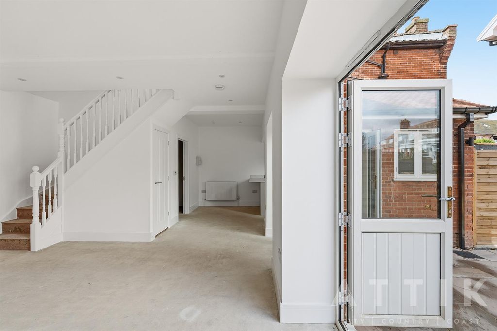 Property photo 2 of 20 Shelfanger_Road_B_005.Jpg