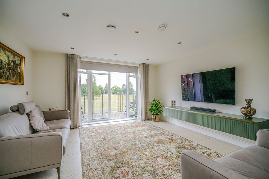 Property photo 2 of 27