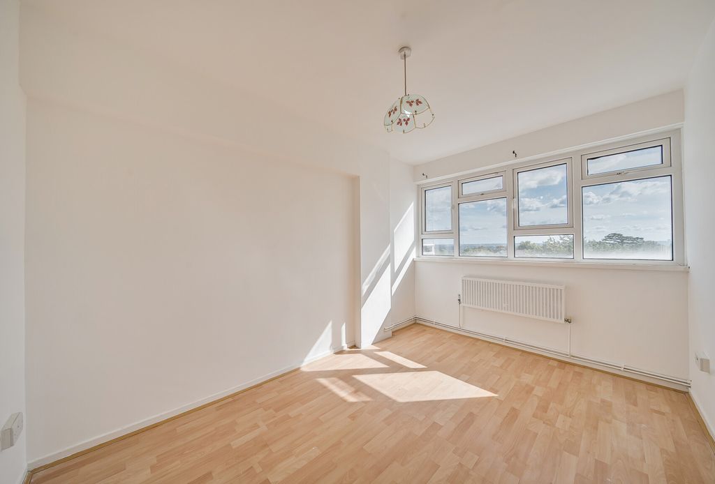 Property photo 2 of 10 1360634-15-68d527...