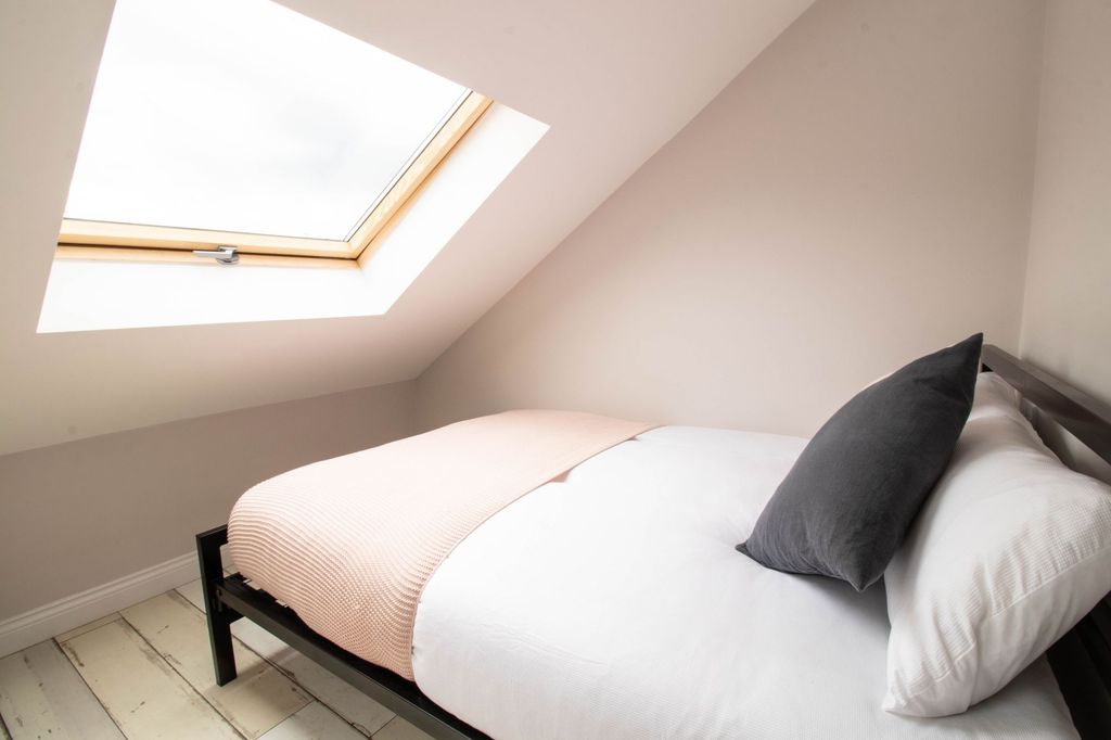 Property photo 3 of 15 A Bright And Cozy Single Bedroom Featuring A Singl...