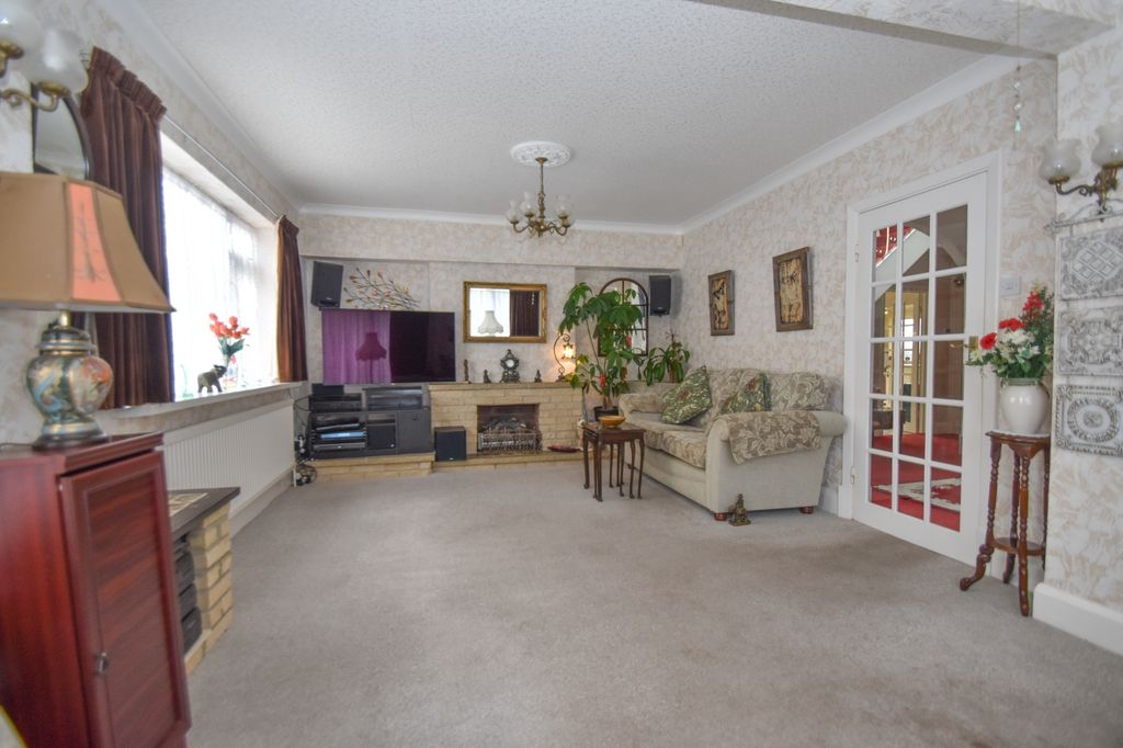 Property photo 3 of 36 Lounge