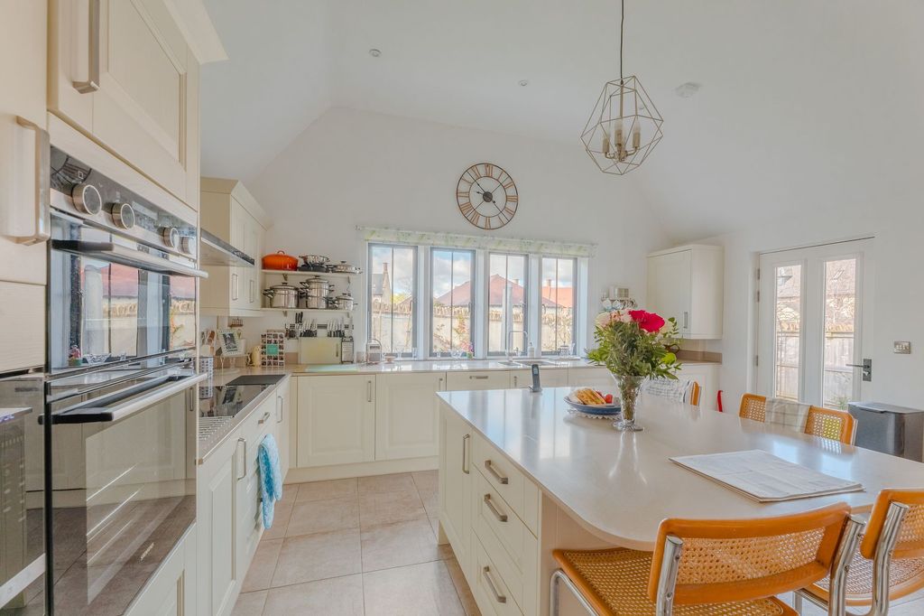 Property photo 2 of 22