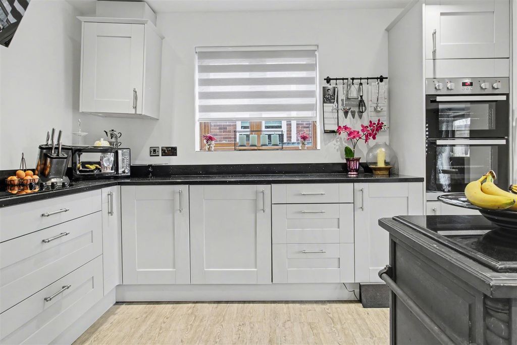 Property photo 2 of 25 Kitchen