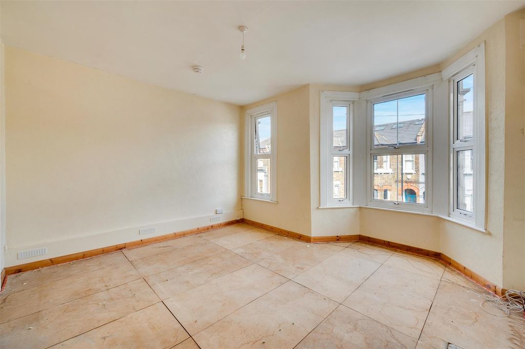 Property photo 3 of 11 Daniels_15B, College Road London Nw10_002.Jpg