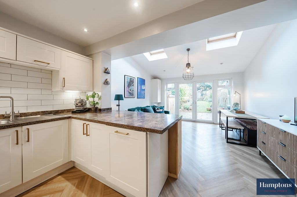 Property photo 1 of 11 Kitchen