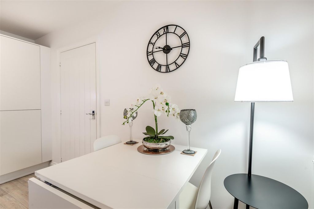 Property photo 3 of 12 8669165-Interior13.Jpg