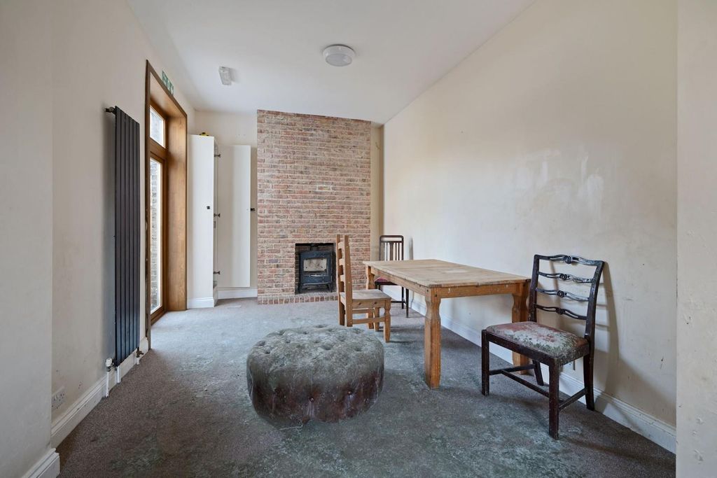 Property photo 2 of 12 05-19d92361 - Propworld - Ns - Ground Floor Flat,