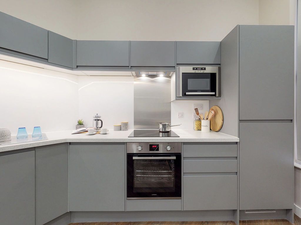 Property photo 3 of 18 Kitchen