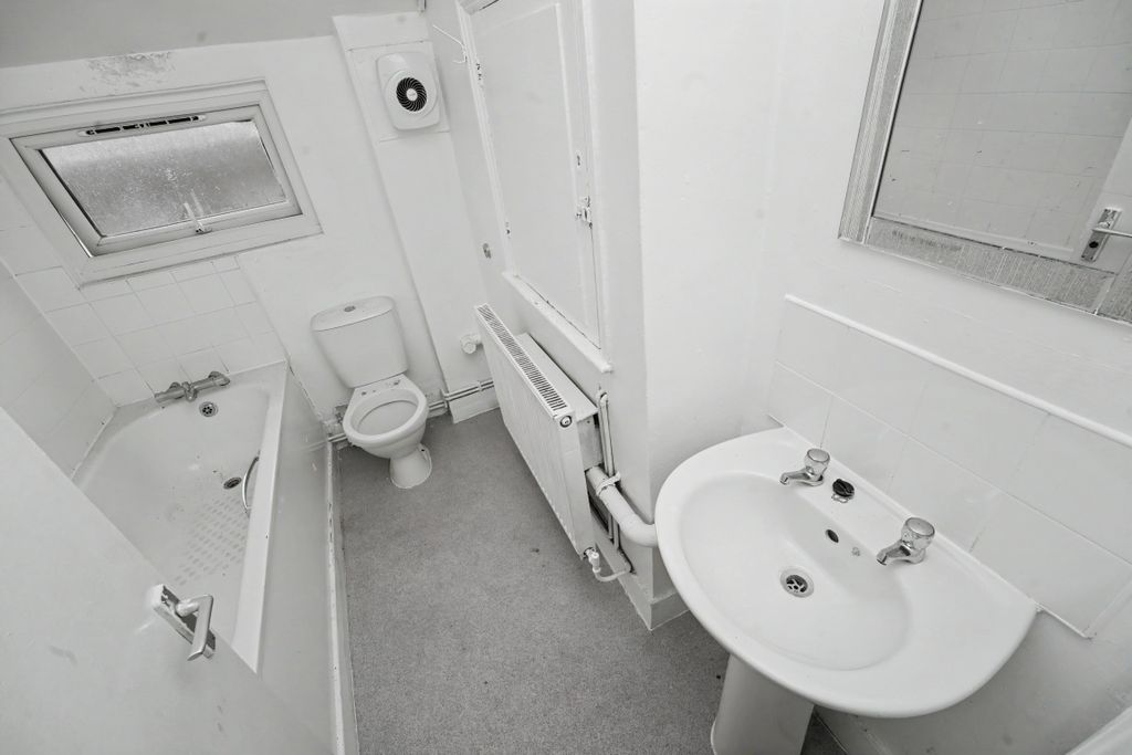 Property photo 3 of 14 27c Fernside Road, Balham, London Sw12 8Ln