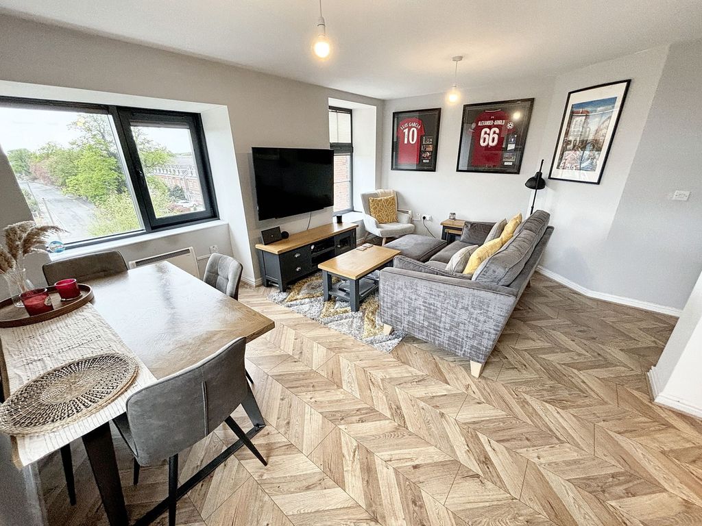 Property photo 3 of 17 Dining Lounge