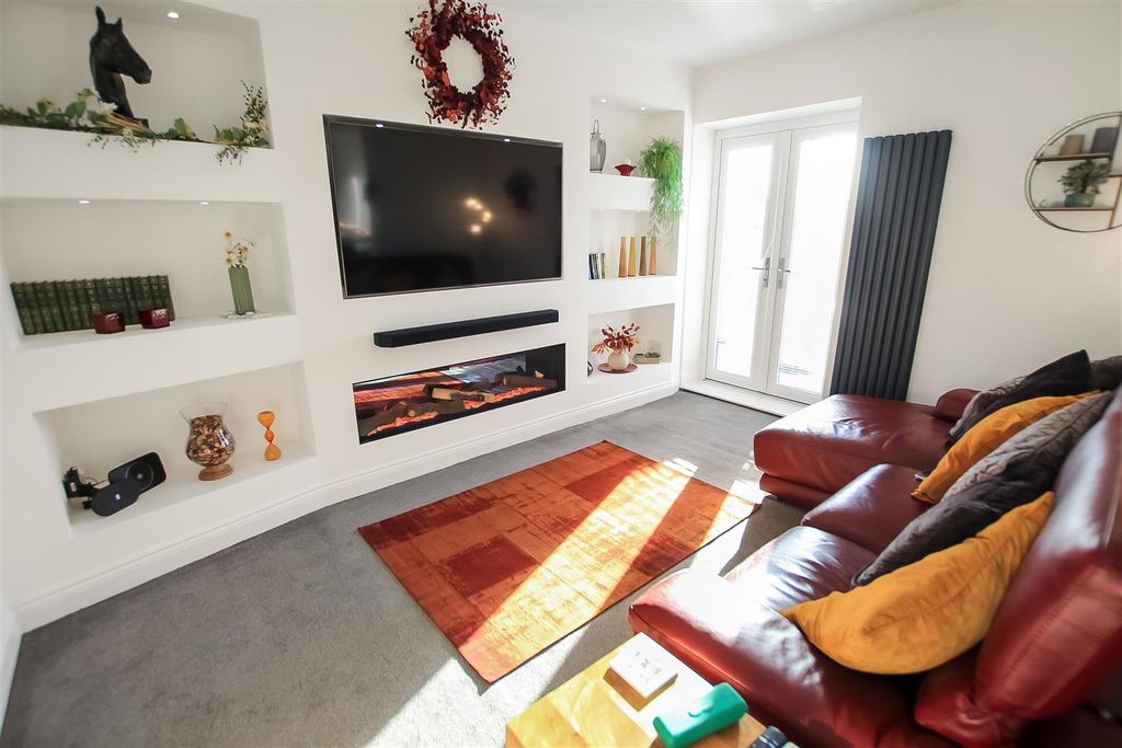 Property photo 2 of 14 Living/Dining Room