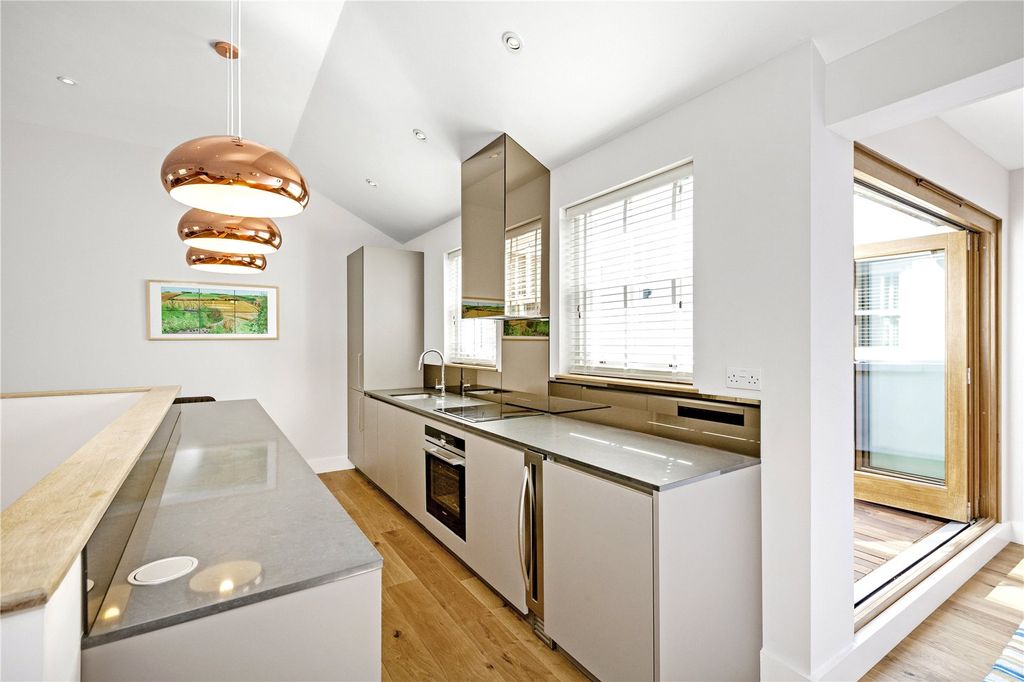 Property photo 2 of 10 Kitchen