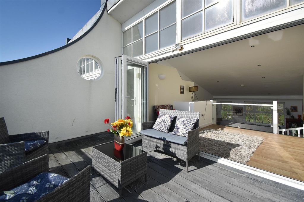 Property photo 1 of 27 Balcony