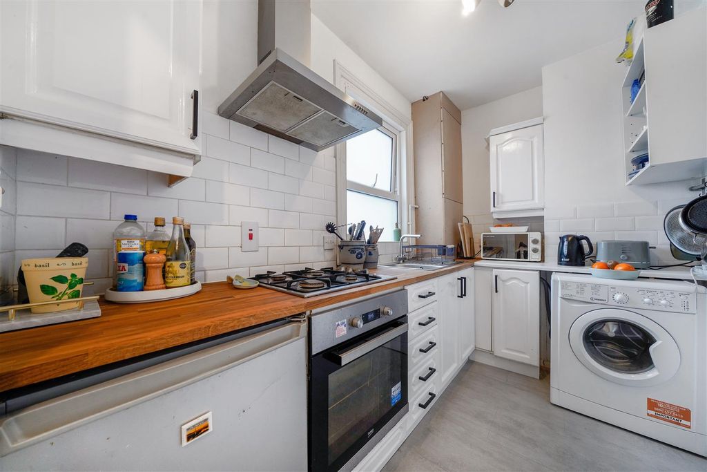 Property photo 2 of 10 Modern Tiling In Separate Kitchen
