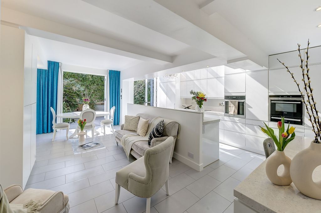 Property photo 2 of 11 14A Sunderland Te...