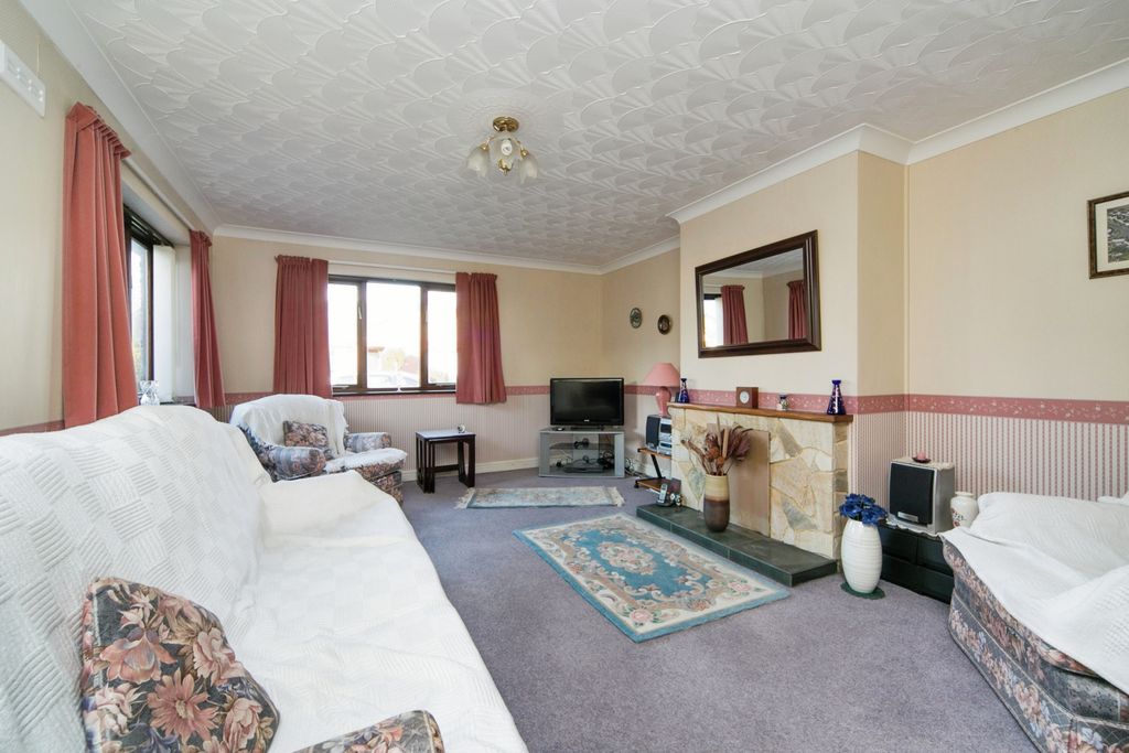 Property photo 3 of 18 Lounge