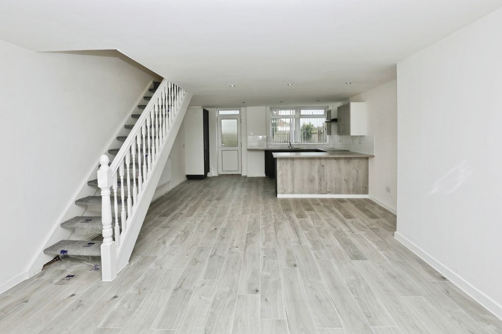 Property photo 3 of 15 Lounge / Kitchen