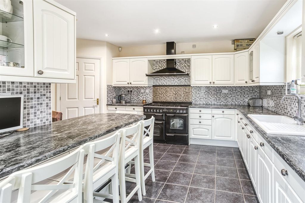 Property photo 2 of 24