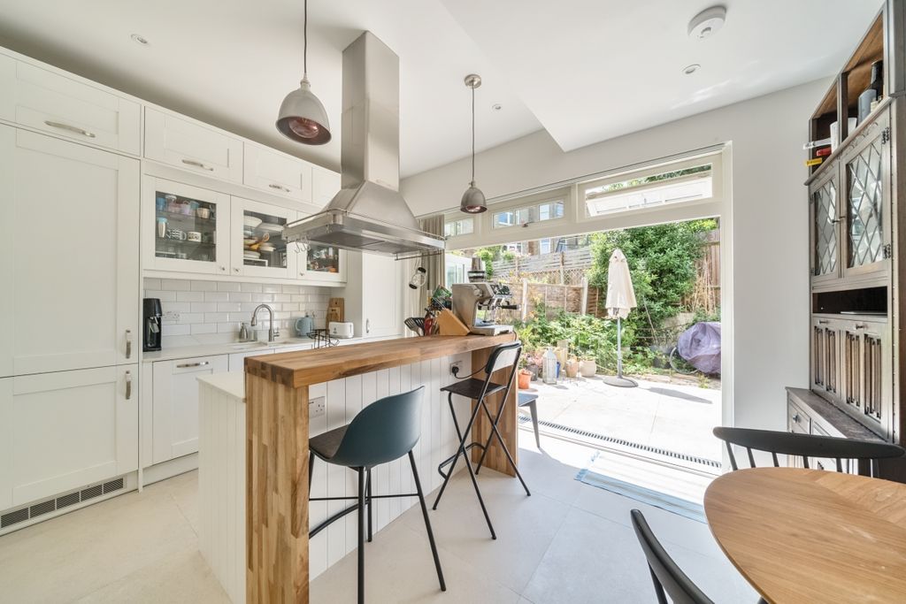 Property photo 2 of 18 1325379-15-68765F...